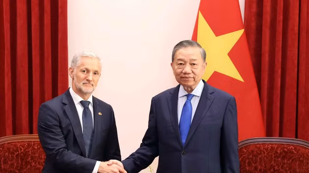 Le secrétaire général du Comité central du Parti communiste du Vietnam et président de la République, To Lam (à droite), reçoit l’ambassadeur du Royaume de Norvège, Stein Iversen. Photo : VNA.
