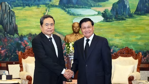 Le président de l'Assemblée nationale, Tran Thanh Man, s'entretient avec le secrétaire général du Parti et président de la République lao, Thongloun Sisoulith. (Photo : Doan Tan – VNA)