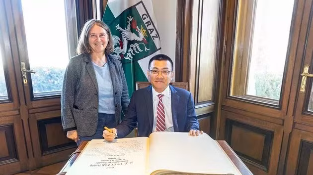 La maire Elke Kahr et l’ambassadeur Vu Le Thai Hoang signent le livre d’or de la ville de Graz.