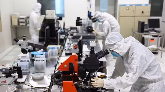 L'augmentation des investissements dans la recherche et le développement (R&D), l'amélioration de la qualité des ressources humaines constituent des orientations importantes face aux profondes mutations technologiques et géopolitiques mondiales. Photo: VNA