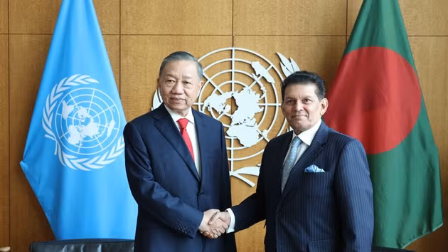 Le secrétaire général du Parti et président de la République, To Lam (à gauche), rencontre le président de la 81e session de l’Assemblée générale de l’ONU, Khalilur Rahman. Photo : VNA.