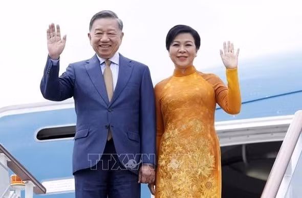 Le secrétaire général du PCV et président To Lam et son épouse arrivent à l’aéroport international de Vnoukovo, à Moscou. Photo : VNA.