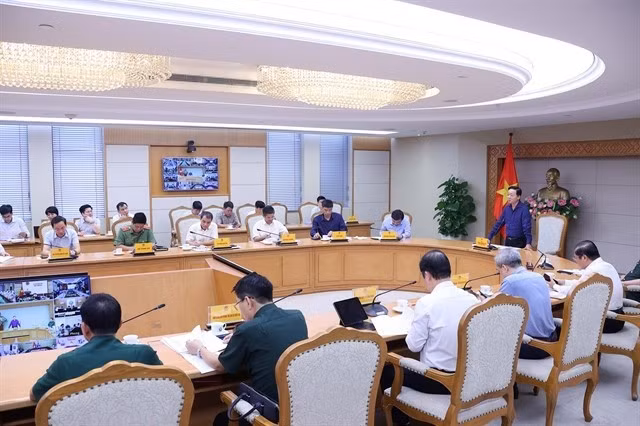 Le vice-Premier ministre Tran Hong Ha préside une réunion avec les ministères et les localités sur la réponse au typhon Matmo. Photo : VNA.