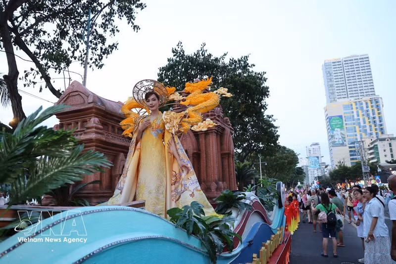 L'ambiance festive du défilé du carnaval dans la rue Tran Phu, quartier de Nha Trang. Photo : VNA
