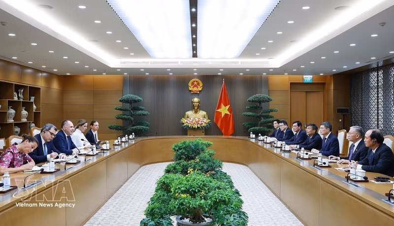 La rencontre entre le Premier ministre Le Minh Hung et le ministre grec des Affaires étrangères, George Gerapetritis, à Hanoï. Photo : VNA.