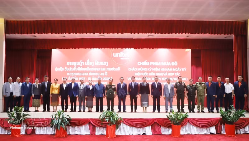 Des représentants des deux pays posent pour une photo de souvenir lors de la projection du film "Pluie rouge" au Laos. Photo : VNA.