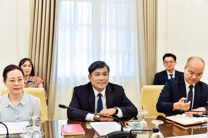 Nguyen Minh Vu, membre du Comité central du Parti et vice-ministre permanent des Affaires étrangères (au centr), lors de la rencontre avec une délégation du Centre national américain pour l’APEC (NCAPEC), le 14 juillet à Hanoi. Photo : baoquocte.vn