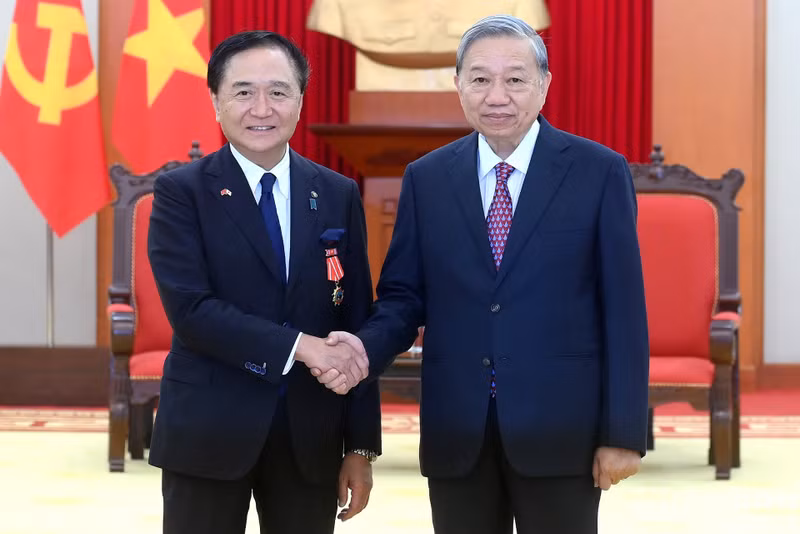 Le SG du Parti communiste du Vietnam, To Lam (à droite), et Kuroiwa Yuji, gouverneur de la préfecture de Kanagawa, le 15 novembre à Hanoï. Photo : NDEL.