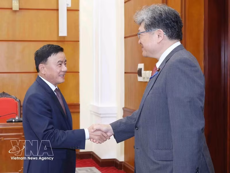 Le membre du Bureau politique et permanent du Secrétariat du Comité central du Parti communiste du Vietnam (PCV), Tran Cam Tu (gauche) reçoit le 21 juillet à Hanoï Hagiuda Koichi, secrétaire général par intérim du Parti libéral-démocrate (PLD) du Japon. Photo : VNA.