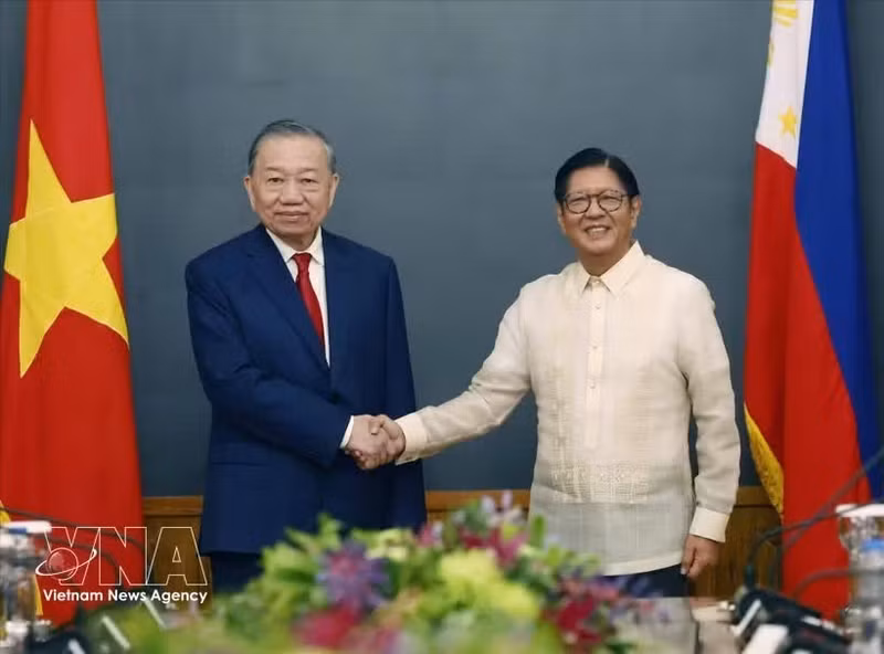 Le secrétaire général du Parti communiste du Vietnam (PCV) et président de la République, Tô Lâm (gauche), et le président philippin Ferdinand Romualdez Marcos Jr, en juin 2026. Photo : VNA.
