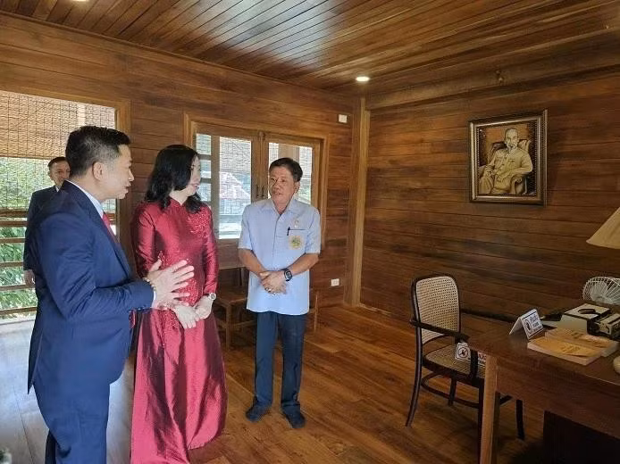La vice-ministre des Affaires étrangères Le Thi Thu Hang visite la réplique de la maison sur pilotis du Président Hô Chi Minh, située dans le site mémoriel qui lui est consacré, dans la province d'Udon Thani (Thaïlande).