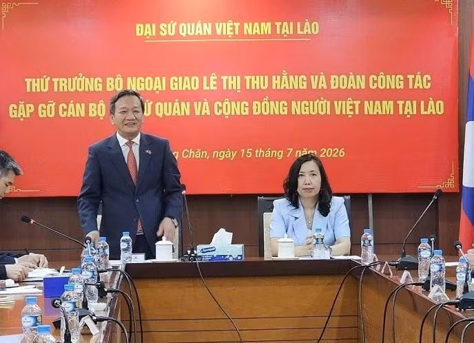 La vice-ministre des Affaires étrangères Le Thị Thu Hang rencontre la communauté vietnamienne au Laos. (Source : Comité d'État chargé des Vietnamiens résidant à l'étranger)