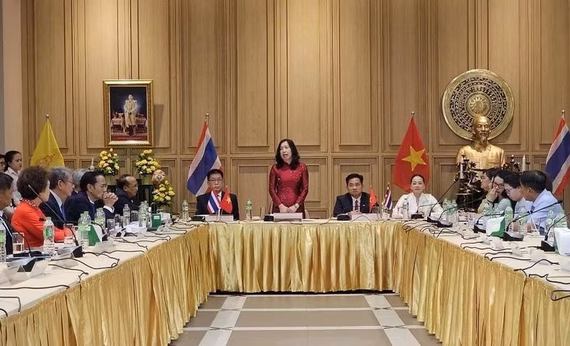 La vice-ministre des Affaires étrangères Le Thi Thu Hang rencontre les responsables de l'Association générale des Vietnamiens de Thaïlande.