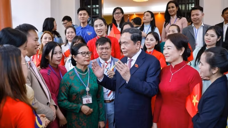 Le président de l'Assemblée nationale vietnamienne Tran Thanh Man et son épouse rencontrent des représentants de la communauté vietnamienne résidant en Malaisie. Photo : VNA.