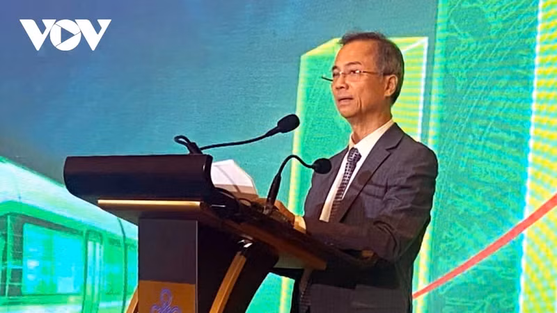 Dang Xuân Thanh, vice-président de l’Académie des sciences sociales du Vietnam. a jugé nécessaire de prendre en compte les éléments émergents qui redéfinissent le contexte du développement : la transformation numérique et l’économie des données, les robots et l’intelligence artificielle (IA). Ces derniers favoriseront la création de nouvelles chaînes de valeur, la transition verte et le développement durable. Photo : VOV