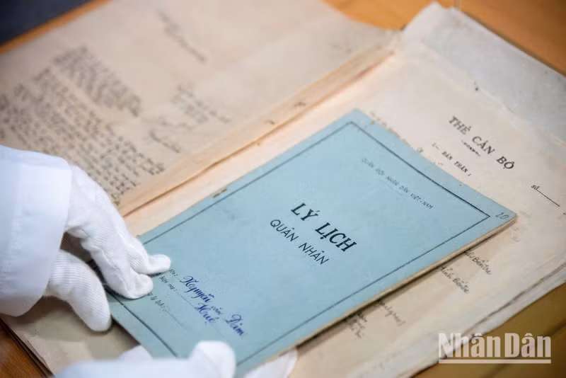 Des carnets consignent pensées, sentiments et espoirs d’assister un jour à la réunification du pays. Photo : MINH DUY.