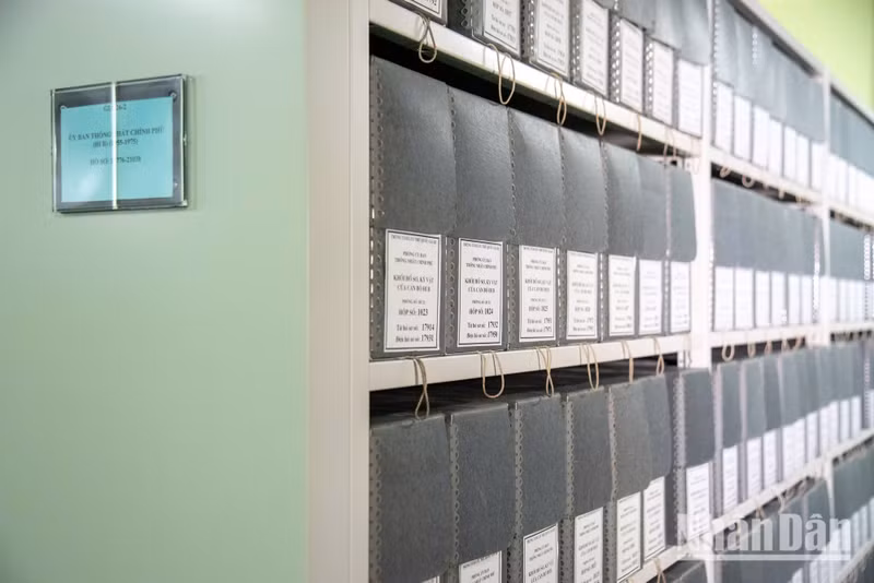 Ces 72.000 dossiers retracent le parcours d’un nombre considérable de cadres – aides-soignants, médecins, enseignants, écrivains, journalistes, musiciens ou étudiants – qui ont mis de côté leur vie personnelle pour répondre à l’appel de la Patrie. Photo : MINH DUY.