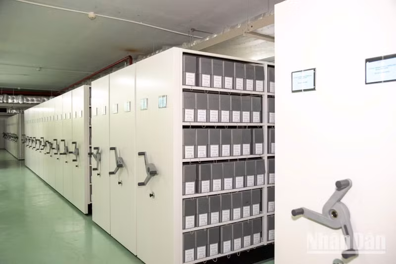 Des dizaines de milliers de dossiers, méthodiquement classés au Centre national des archives no III, relevant du Département d’État des archives et des documents du ministère de l’Intérieur, conservent les informations sur des habitants du Nord ainsi que sur des cadres du Sud regroupés au Nord avant de repartir combattre dans le Sud. Photo : MINH DUY.