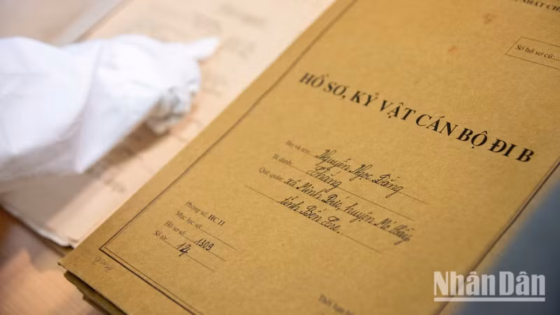 La vérification des informations contenues dans les documents originaux conservés au Centre national des archives no III a permis d’établir des identités et d’apporter du réconfort aux familles après des années, parfois des décennies de recherches. Photo : MINH DUY.