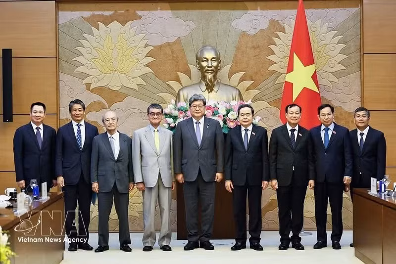 Le président de l’Assemblée nationale du Vietnam, Trân Thanh Mân recevant le secrétaire général par intérim du Parti libéral-démocrate, Hagiuda Koichi, à Hanoi, le 22 juillet. Photo : VNA