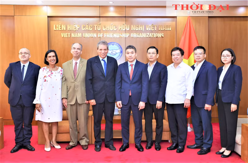 Le 4 septembre à Hanoi, le président de l’Union des organisations d’amitié du Vietnam (VUFO), Phan Anh Son (au centre), a reçu le vice-président de l’Institut cubain d’amitié avec les peuples (ICAP), Víctor Fidel Gaute López. Photo : thoidai.
