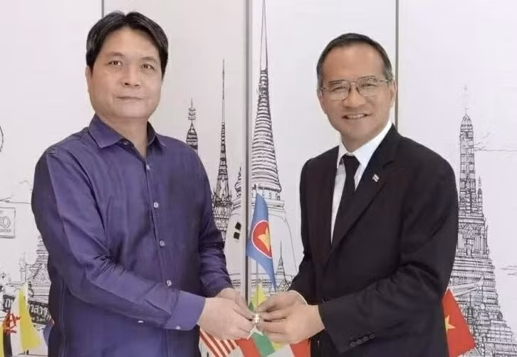 Le Consul général Kajtiti Wiwatwanont remet la présidence tournante du Corps consulaire de l’ASEAN à Guangzhou (République populaire de Chine) au Consul général Nguyen Viet Dung (à gauche). Photo : VNA.