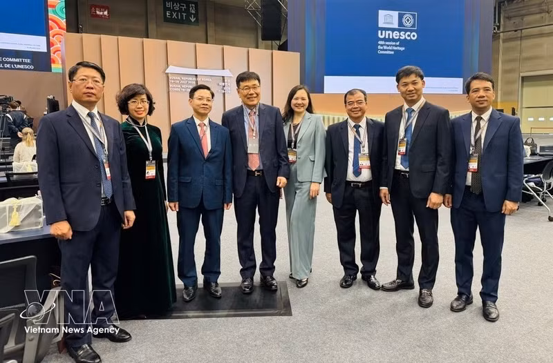 Le vice-ministre des Affaires étrangères, Ngo Le Van (3e, gauche), et le président du Comité du patrimoine mondial de l'UNESCO, Lee Byong-hyun (5e, droite), et de responsables locaux. Photo : VNA