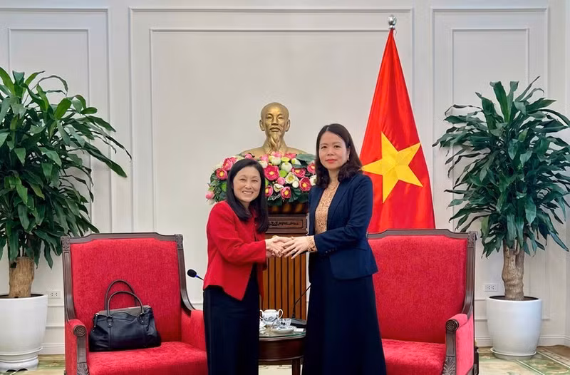 La vice-ministre des Affaires étrangères Nguyen Minh Hang (droite) et l'ambassadrice des États-Unis au Vietnam, Jennifer Wicks. Photo : ministère des Affaires étrangères.