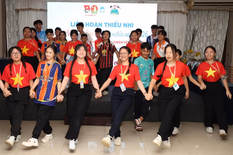 Les jeunes artistes ont présenté des danses, des chants ainsi qu’un défilé de mode réalisé à partir de matériaux recyclés lors de cette soirée d’échanges organisée dans la ville balnéaire de Vung Tau. Photo : tienphong.vn