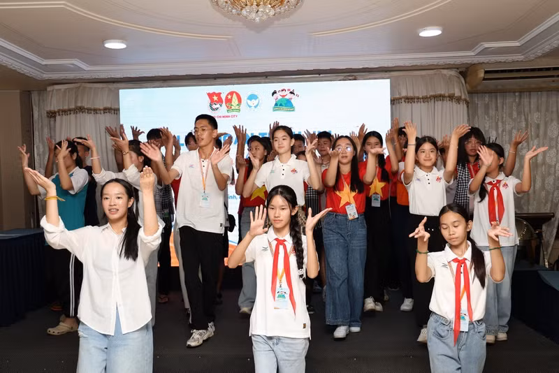 Après le dîner, les délégations vietnamienne, laotienne et cambodgienne ont participé à une soirée culturelle mettant à l’honneur les traditions artistiques de chacun des trois pays. Photo : tienphong.vn
