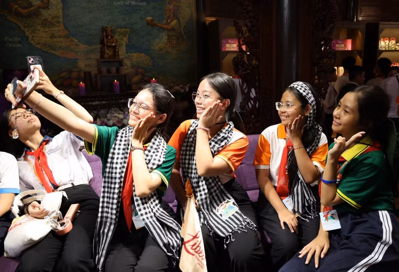 Phonepaseuth Senavanna, élève de troisième au lycée Chantha (Laos), a confié avec émotion : « Hô Chi Minh-Ville est magnifique et les Vietnamiens sont d’une grande gentillesse et d’une chaleur exceptionnelle ». Photo : tienphong.vn