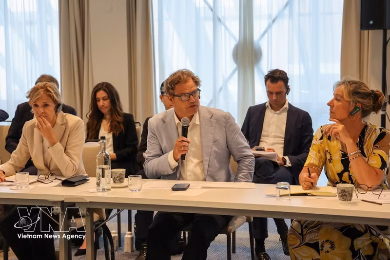 Un représentant d'entreprises néerlandaises pose des questions lors de la table ronde. Photo : VNA.