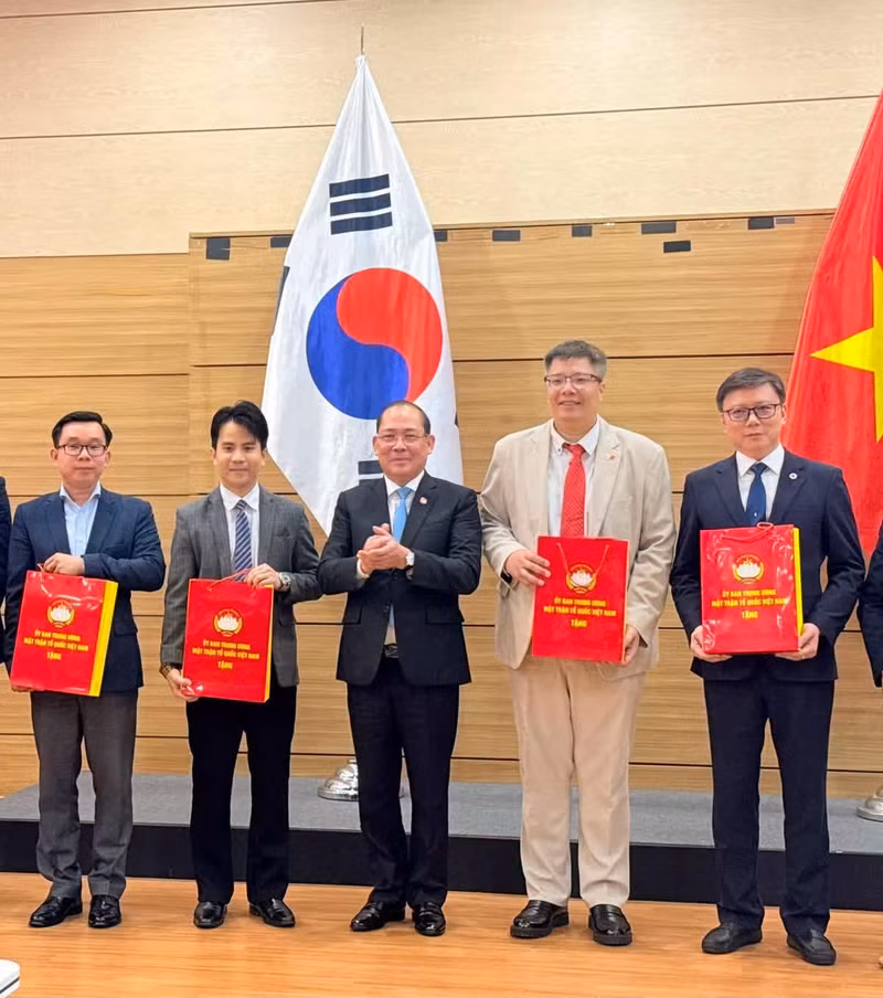 Le vice-président du Comité central du Front de la Patrie du Vietnam (FPV), Hoang Cong Thuy, remet des cadeaux aux représentants de l’Association des entrepreneurs et investisseurs Vietnam–République de Corée et de l’Association des experts et intellectuels Vietnam–République de Corée. Photo : VKBIA.