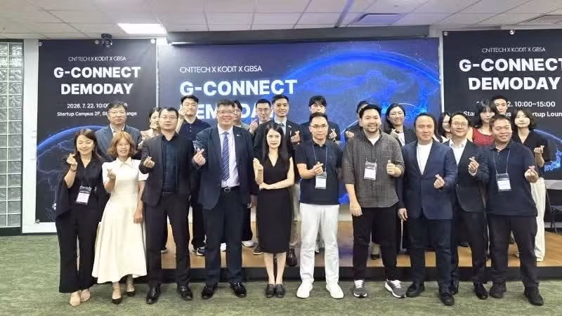 Les dirigeants de l’Association des entrepreneurs et investisseurs Vietnam–République de Corée posent avec les représentants des startups vietnamiennes participant à l’événement. (Photo : fournie par la VKBIA)