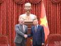 Le secrétaire général du Parti et président de la République To Lam (à droite) reçoit M. Cristiano Amon, PDG de Qualcomm (États-Unis).