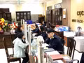 Des citoyens et des entreprises procèdent aux formalités administratives au Service des impôts de la région IV, à Hung Yen. Photo : VNA.