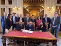Des représentants d'entreprises et des autorités locales signent les documents requis. Photo : VNA.