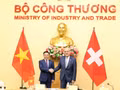 Le ministre vietnamien de l’Industrie et du Commerce, Le Manh Hung (gauche) et le président de la Confédération suisse, Guy Parmelin. Photo: moit.gov.vn.