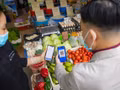 Acheteurs et vendeurs bénéficient tous deux de la facilité des paiements sans espèces. Photo : hanoimoi.vn