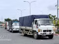 Des camions de marchandises attendent d’effectuer les formalités d’importation au poste-frontière international routier de Khanh Binh. Photo : VNA.