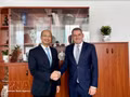 L’ambassadeur du Vietnam en Hongrie, Bui Le Thai (gauche) et Le professeur Csaba Gyuricza. Photo : VNA.