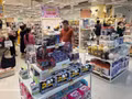 Les supermarchés de Da Nang veillent toujours à proposer des stocks importants afin de répondre aux besoins des consommateurs, contribuant ainsi au développement économique de la ville. Photo : VNA
