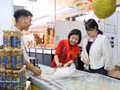 Un représentant d’une entreprise vietnamienne présente des gâteaux au durian à des visiteurs chinois lors de la 22e Exposition Chine-ASEAN (CAEXPO), en 2025. Photo : VNA.