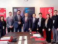 Le ministre vietnamien des Finances Ngô Van Tuân pose pour une photo souvenir avec des représentants de FinDev Canada. Photo : nhandan.vn