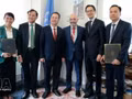 Le président du Comité populaire de la ville de Dà Nang, Nguyên Manh Hung (troisième à partir de la gauche), lors d'une réunion avec des dirigeants du PNUD à New York. Photo : VNA.