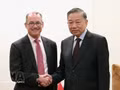 Le haut dirigeant To Lam (droite) et Robert Thomson, vice-président exécutif et responsable mondial des relations gouvernementales de Visa. Photo : VNA.
