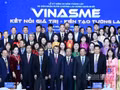 Le Premier ministre Le Minh Hung et les délégués participent à la cérémonie marquant le 20e anniversaire de la création de l'Association des petites et moyennes entreprises du Vietnam.