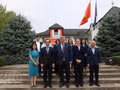 Le professeur Simon Evenett (centre) et des membres de la Mission permanente du Vietnam à Genève. Photo : VNA.