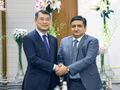 Le Premier ministre vietnamien Le Minh Hung (à gauche) et Sanjay Dhawan, vice-président du groupe ACME. Photo : VNA.