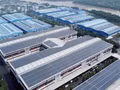 Système de panneaux solaires photovoltaïques en toiture de la société par actions Kizuna JV, dans le parc industriel de Tân Kim (commune de Cân Giuôc, province de Tây Ninh). Photo : Huy Hùng/VNA/CVN.